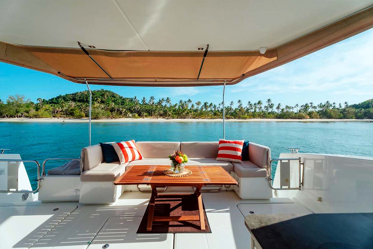 Аренда моторного катамарана Fountaine Pajot 40 на Пхукете - обеденная зона на корме